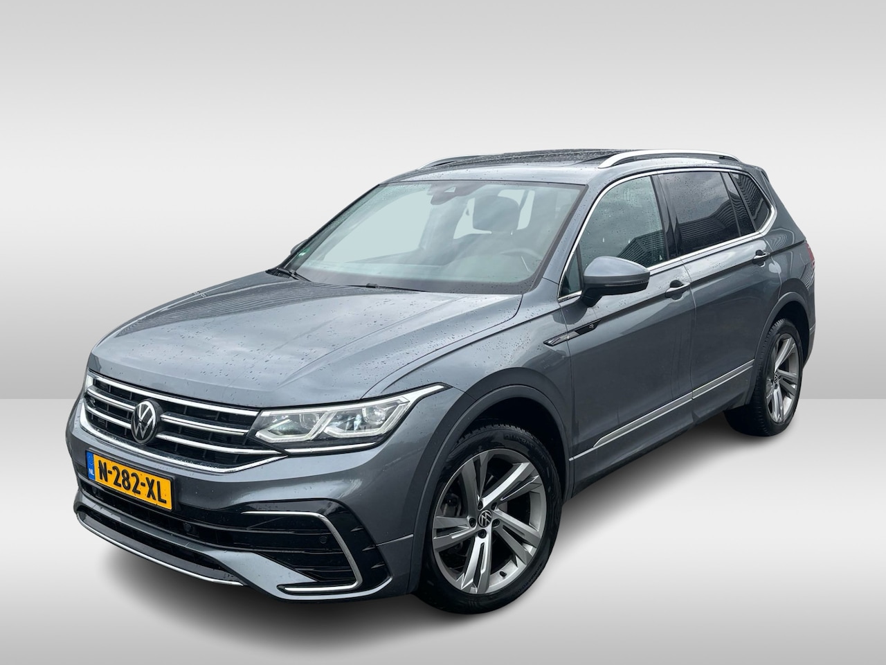 Volkswagen Tiguan Allspace - 1.5 TSI R-Line Business+ 7p. / Trekhaak / Panoramadak / Camera / CarPlay / Keyless / 19'' - AutoWereld.nl