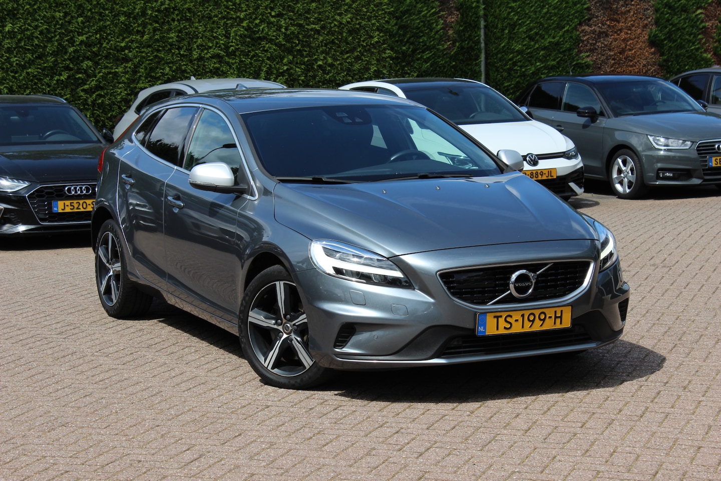 Volvo V40 - 2.0 D2 Inscription R-Design / Camera / Leder&Alcantara / Keyless / 17'' / Dodehoek / Getin - AutoWereld.nl