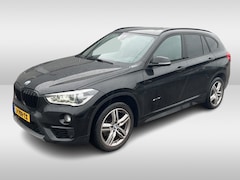 BMW X1 - sDrive18i High Executive / Panoramadak / Leder / Head-up / Parkeerhulp V+A / Navigatie / 1