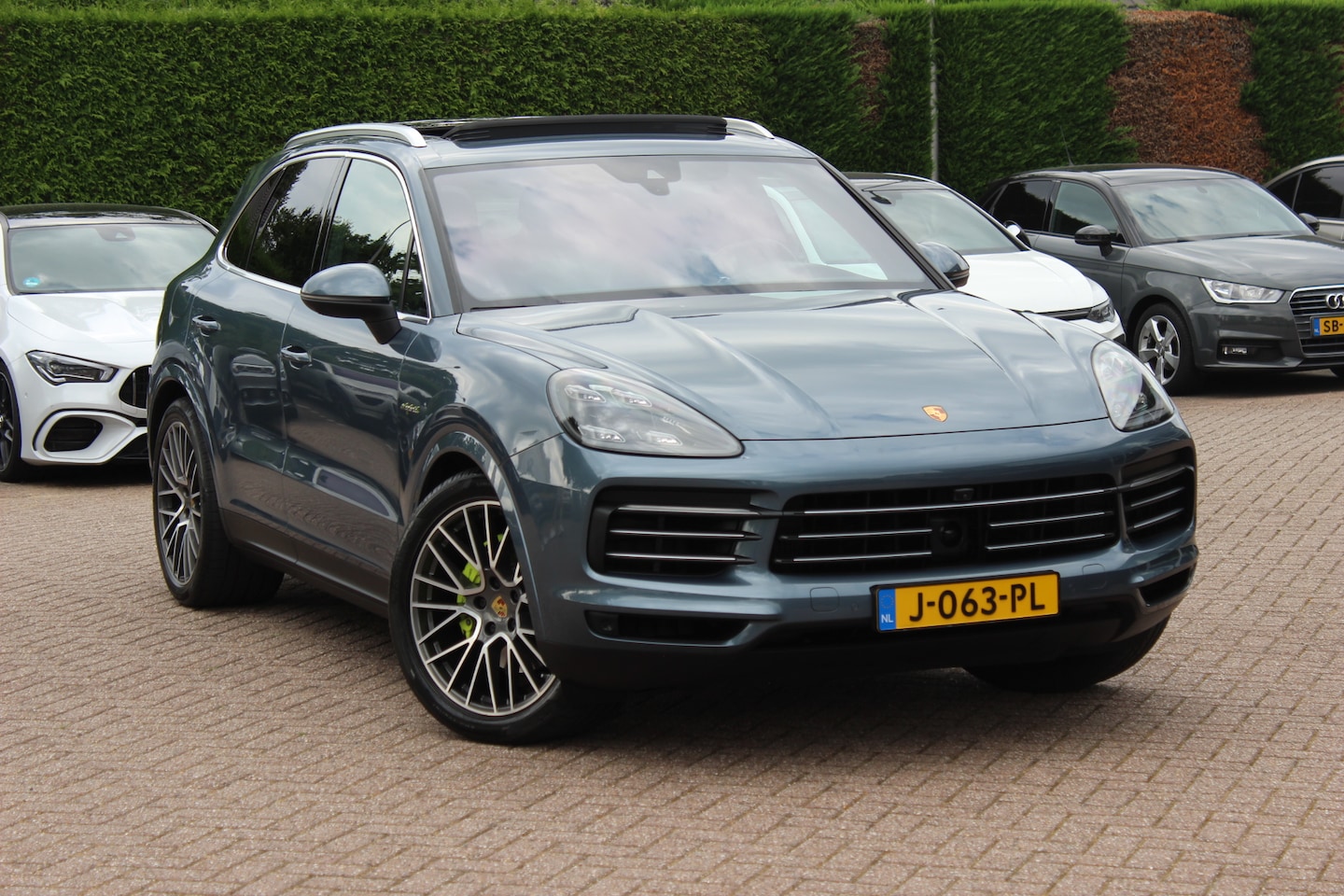 Porsche Cayenne - 3.0 E-Hybrid / Trekhaak / Panoramadak / 360Camera / Head-up / Luchtvering / 21'' / Matrix - AutoWereld.nl