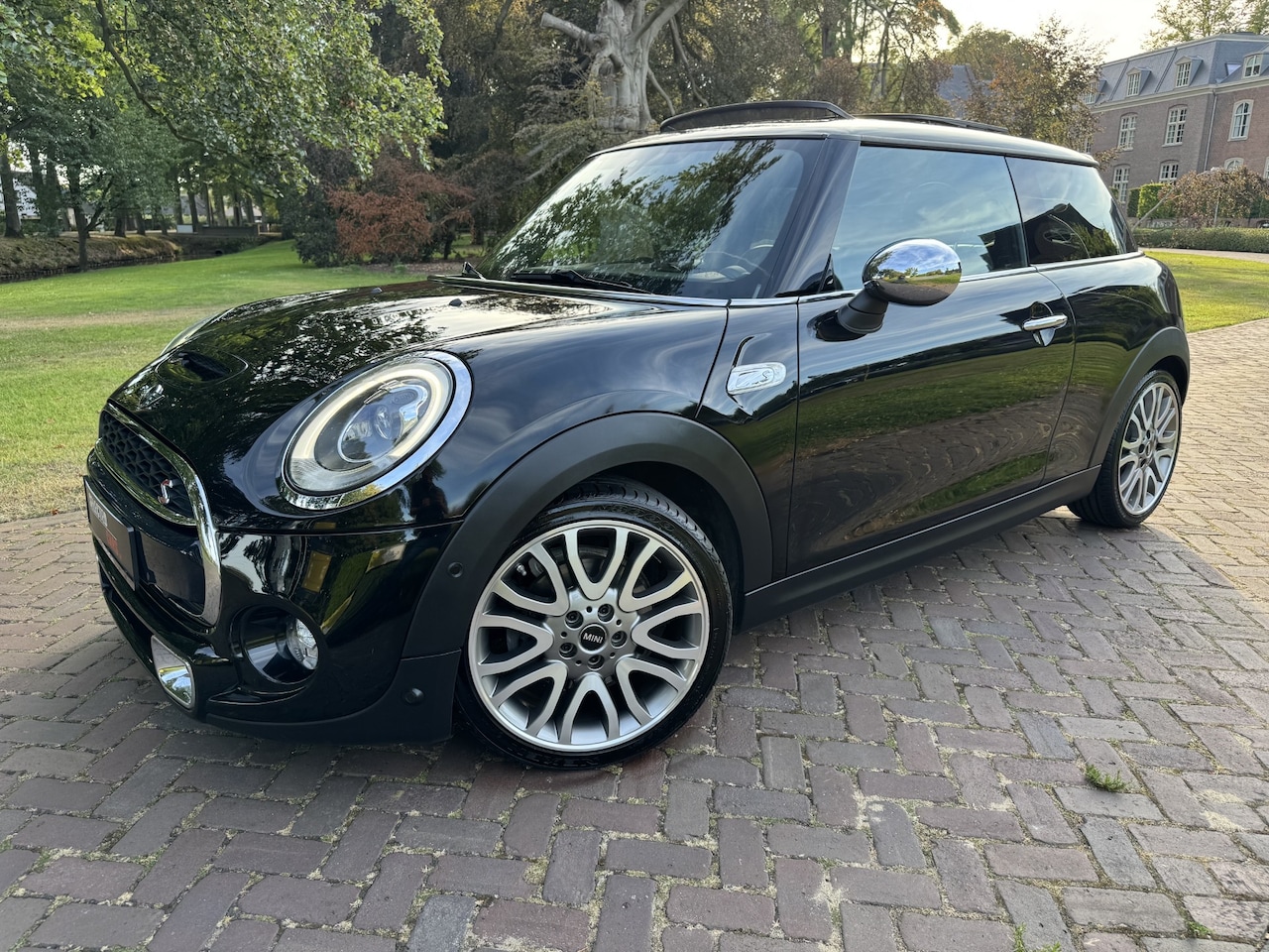 MINI 3-Deurs - 2.0 Cooper S Chili Serious Business Mini Cooper S 2.0 Chili Serious Business 2014 Pano / Headup / Leder / Keyless - AutoWereld.nl