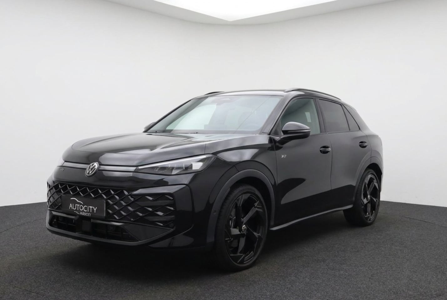 Volkswagen T-Roc - 1.5 eTSI R-Line Black Style 150PK | Pano | IQ Lights | Trekhaak | 20" | Winterpakket - AutoWereld.nl