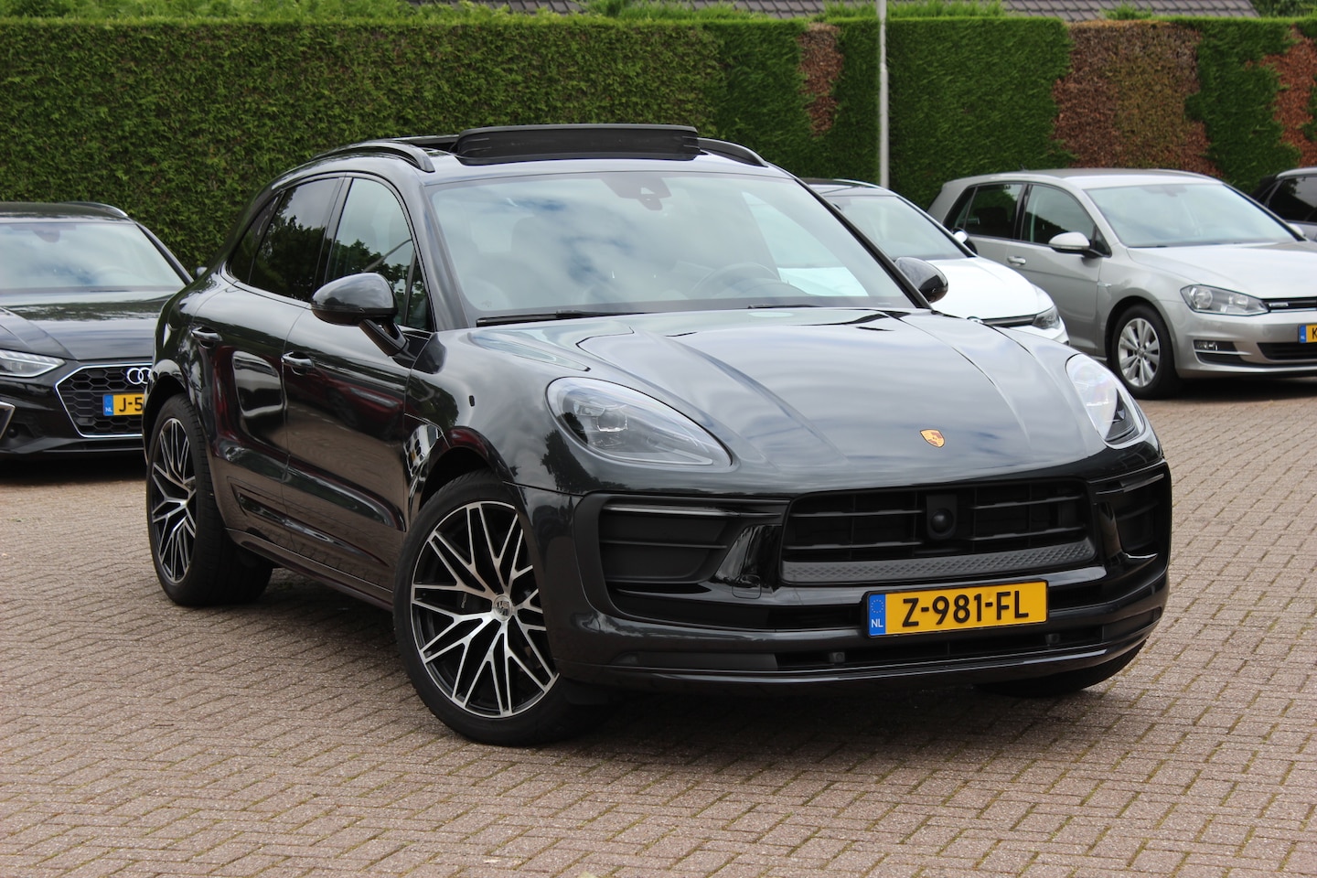 Porsche Macan - 2.0 T / Trekhaak / Panoramadak / Camera / Luchtvering / Keyless / 21'' / Adaptieve Stoelen - AutoWereld.nl