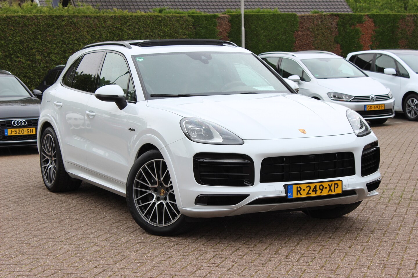 Porsche Cayenne - 3.0 E-Hybrid / Trekhaak / Panoramadak / 360Camera / Luchtvering / 21'' / Bose / Sportdesig - AutoWereld.nl