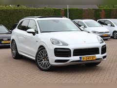 Porsche Cayenne - 3.0 E-Hybrid / Trekhaak / Panoramadak / 360Camera / Luchtvering / 21'' / Bose / Sportdesig