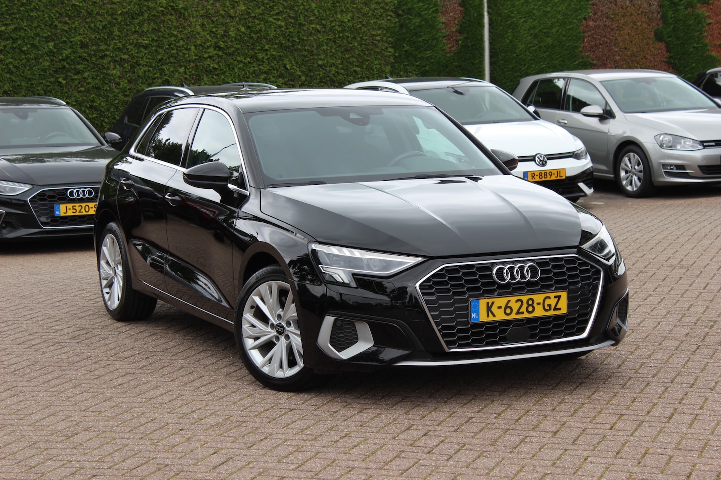 Audi A3 Sportback - 30 TFSI Business edition / Trekhaak / CarPlay / Parkeerhulp achter / 17'' / LED Koplampen - AutoWereld.nl