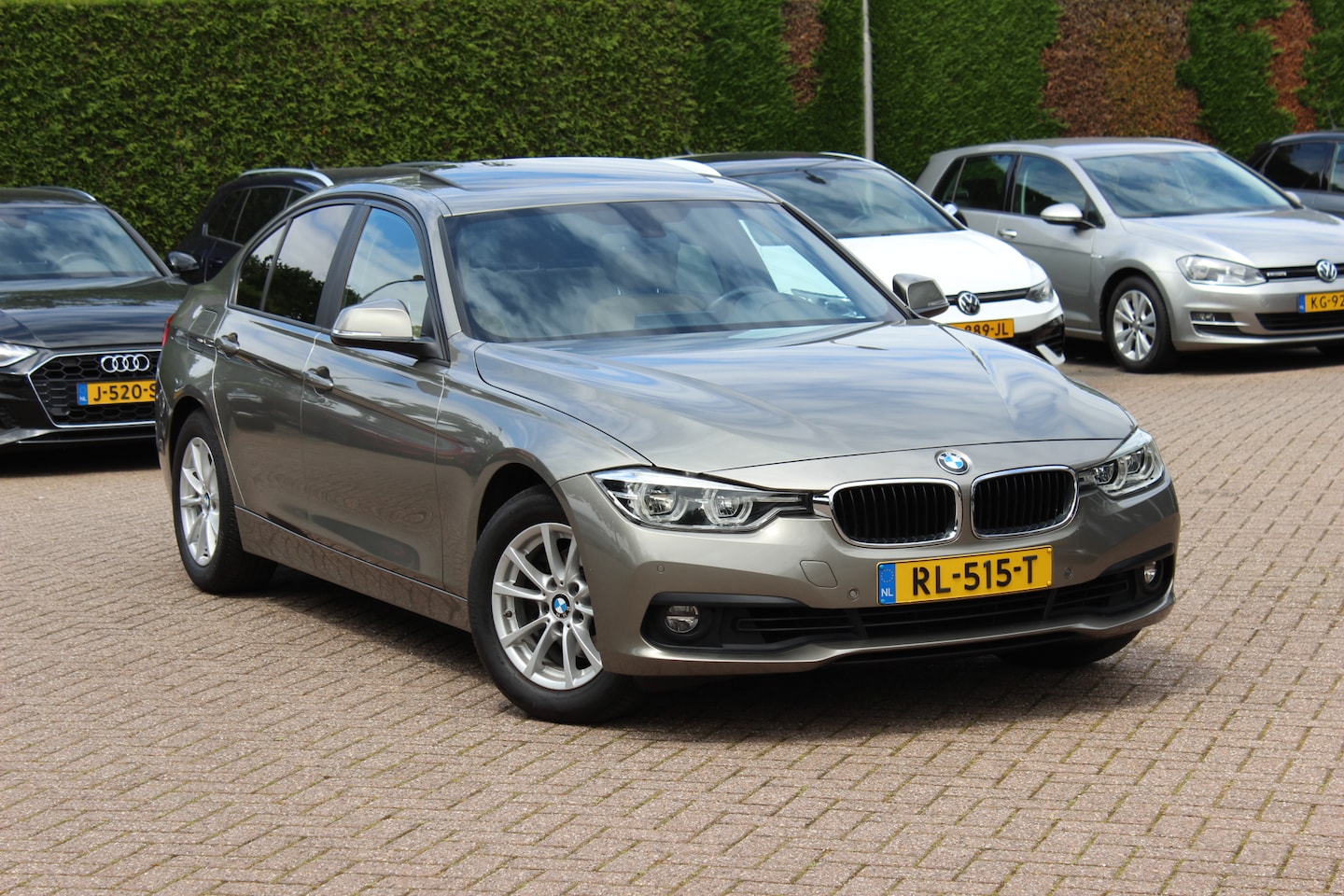 BMW 3-serie - 320i Corporate Lease High Executive / Trekhaak / Schuifdak / Leder / Navigatie / Parkeerhu - AutoWereld.nl