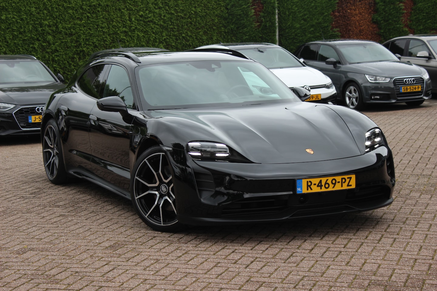 Porsche Taycan Sport Turismo - 93 kWh / SoH 92,5% / Panoramadak / Camera / Passenger Display / Adaptieve Stoelen / Luchtv - AutoWereld.nl