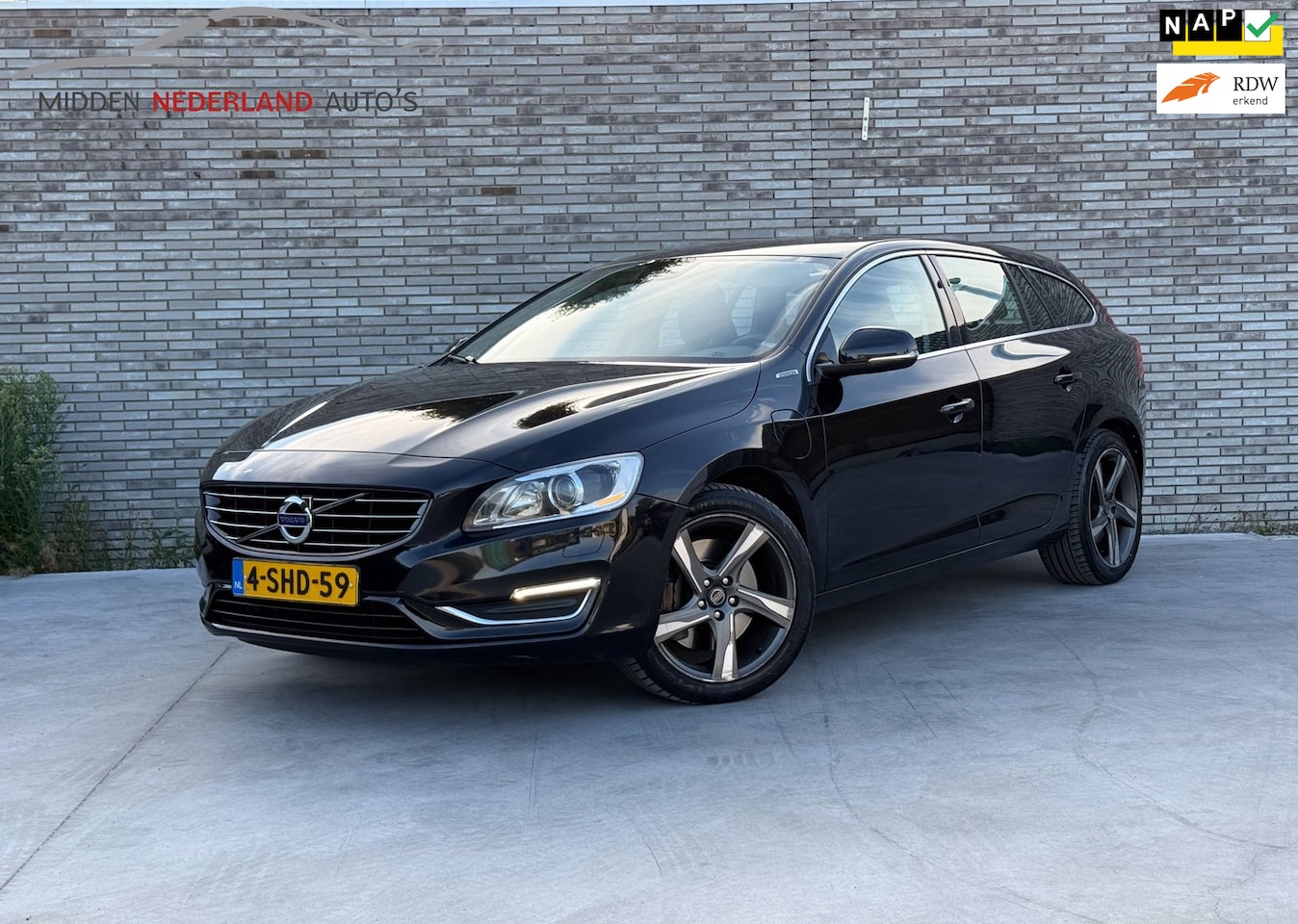 Volvo V60 - 2.4 D6 AWD Plug-In Hybrid Summum * TREKHAAK * NAP PAS * NETTE STAAT * - AutoWereld.nl