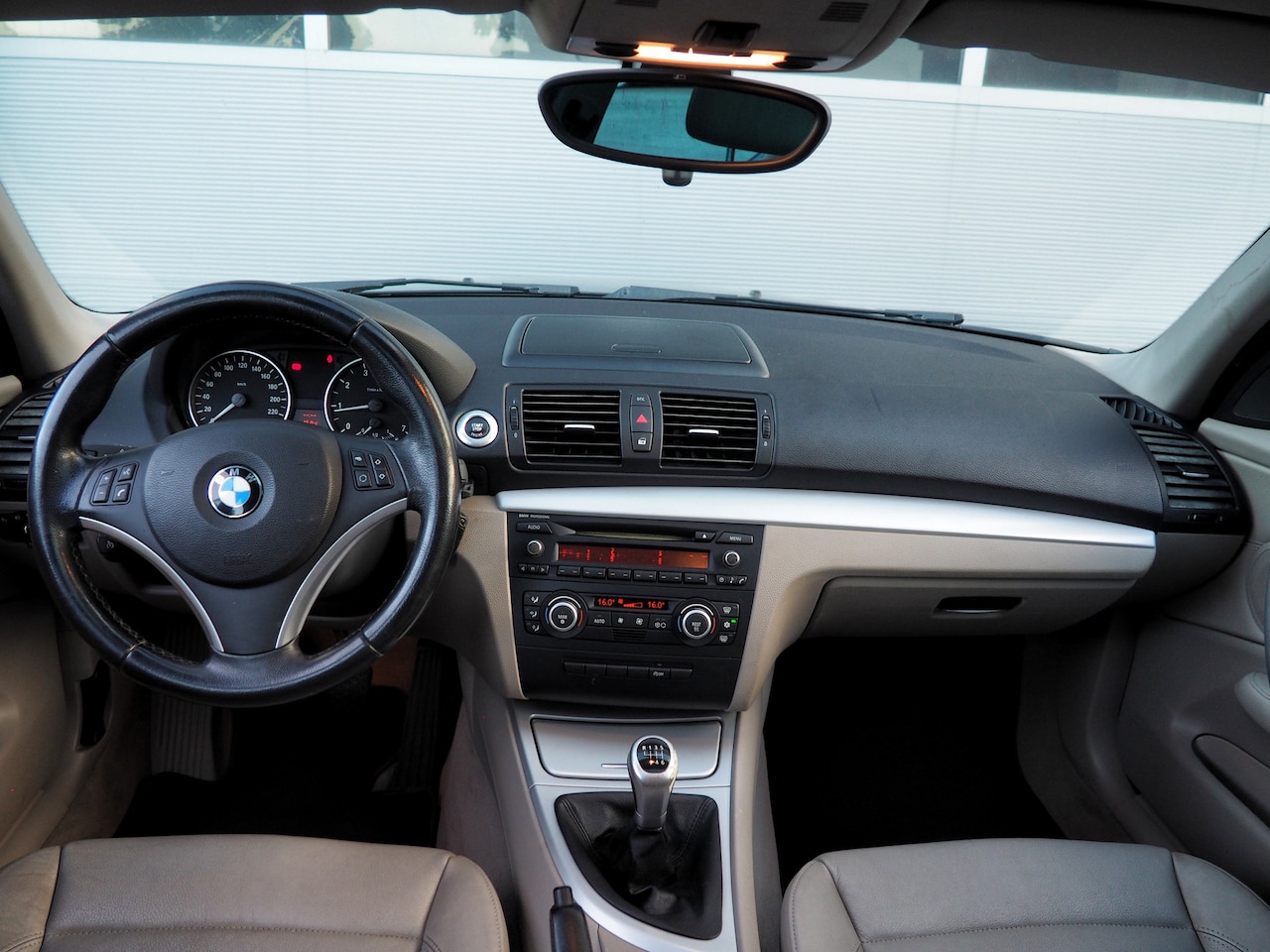 BMW 1-serie - 118i Executive SCHUIFDAK CLIMA CRUISE PARKEER S.