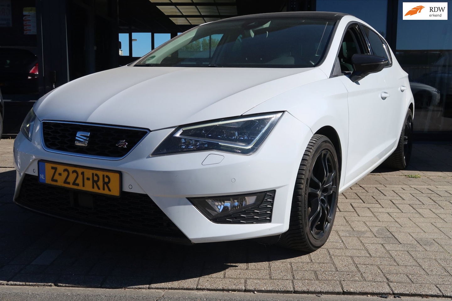SEAT Leon - 1.8 TSI FR Connect *Rijklaarprijs *Panaromadak *Alcantara bekleding *Automaat - AutoWereld.nl