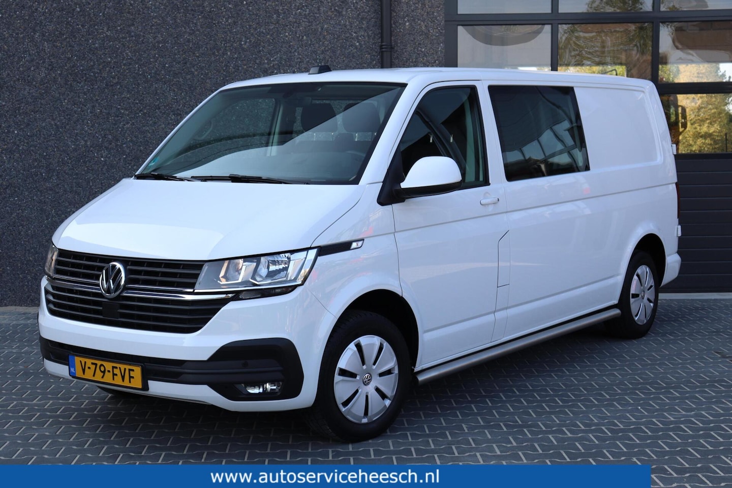 Volkswagen Transporter - 2.0 TDI L2H1 HIGHLINE l AUTOMAAT l DUBBEL CABINE l KASTENINBOUW l NAVI l CARPLAY - AutoWereld.nl