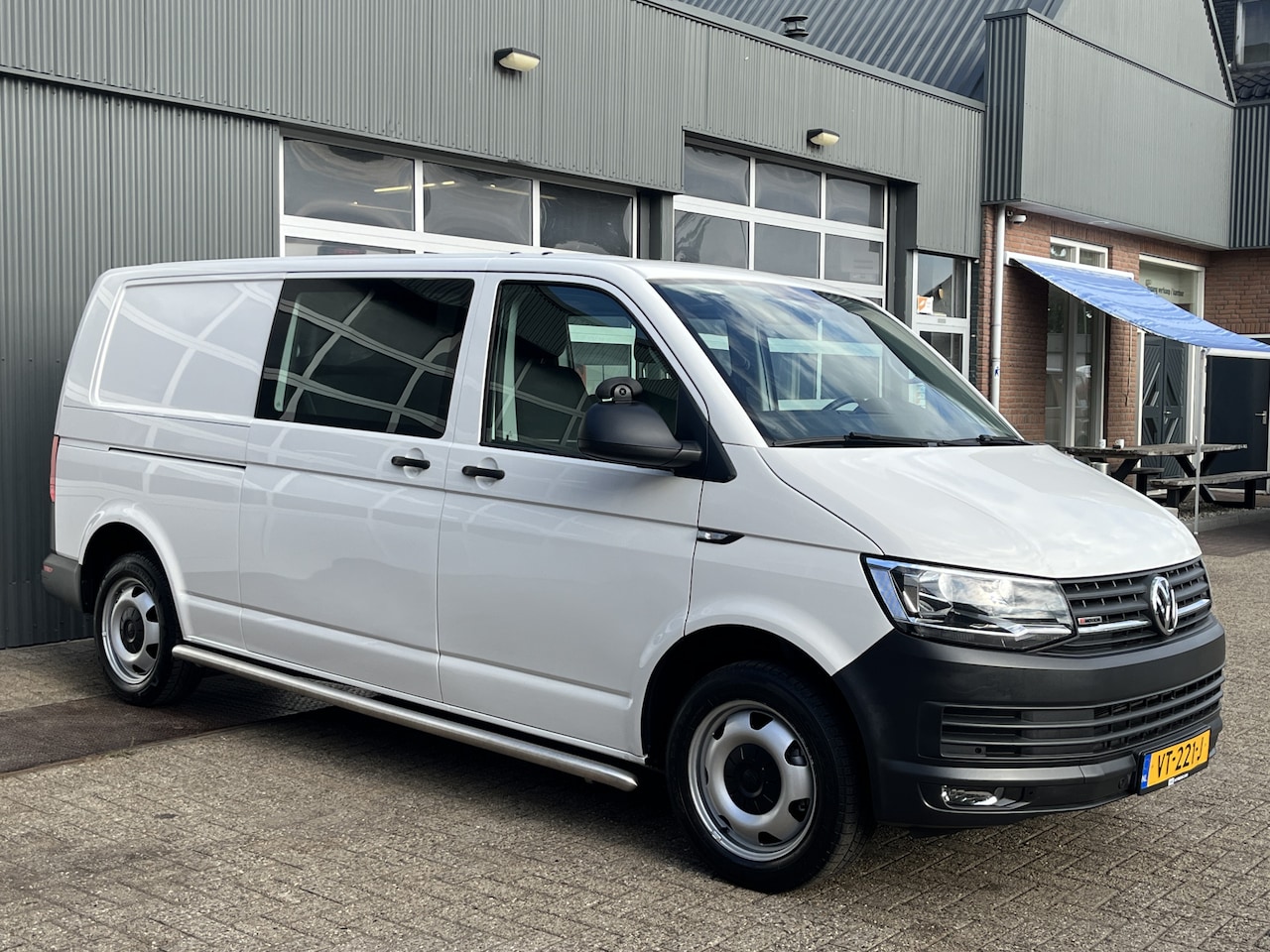 Volkswagen Transporter - 2.0 TDI L2H1 DC 4Motion 150pk 4x4 Dubbele schuifdeur Airco Cruise controle Trekhaak 2500kg - AutoWereld.nl