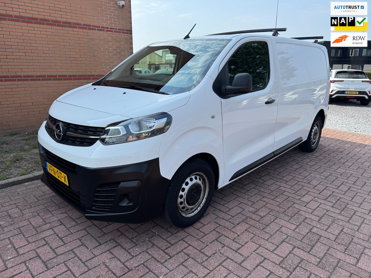 Opel Vivaro - 2.0 CDTI L2H1 Edition 2.0 CDTI L2H1 Edition, 3 Zits, Euro 6, Half Leder, Navi, Inbouw, Dakdragers, - AutoWereld.nl