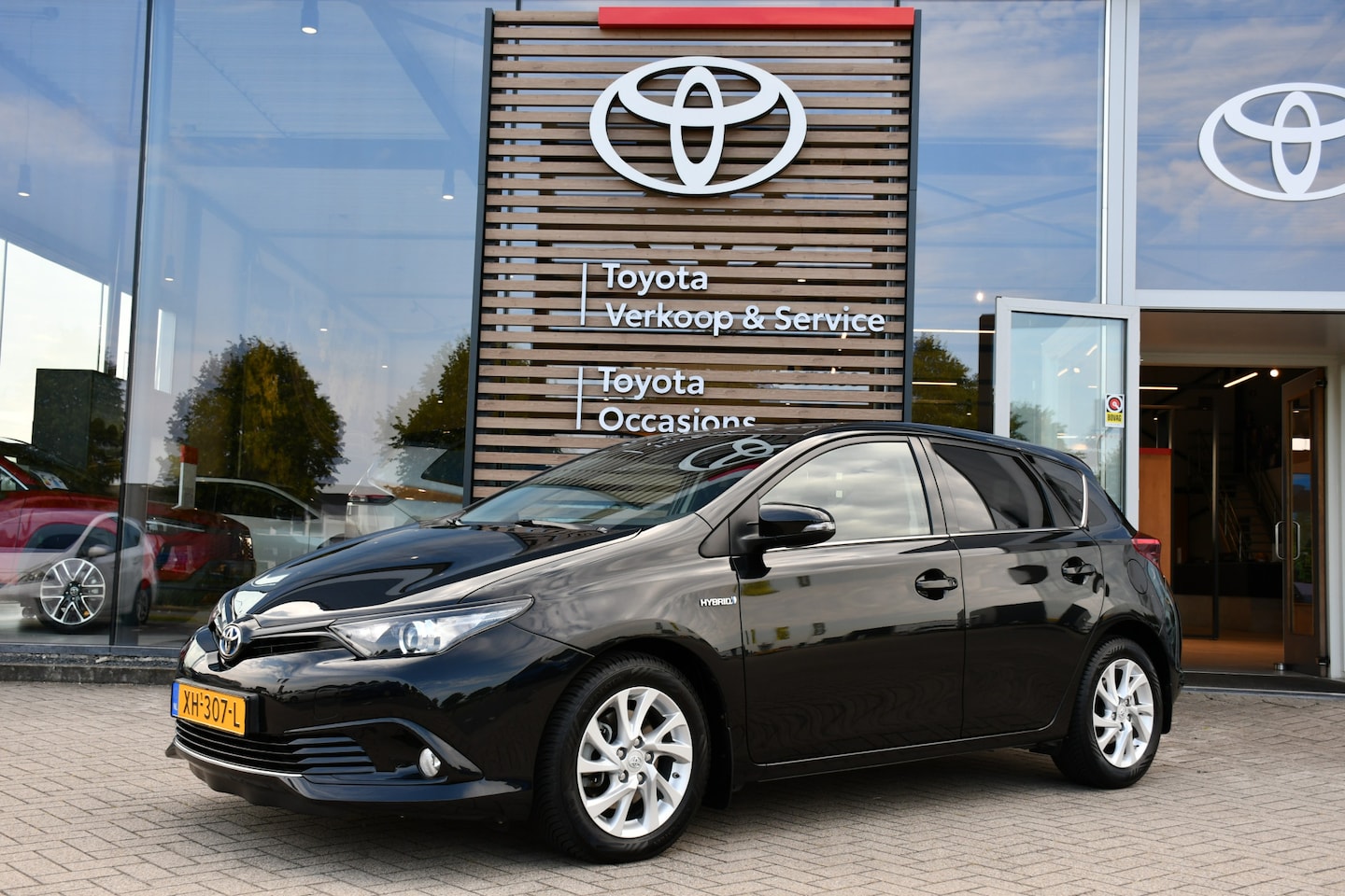 Toyota Auris - 1.8 Hybrid Business Plus Automaat 136pk | Achteruitrijcamera | Climate Control | Cruise Co - AutoWereld.nl