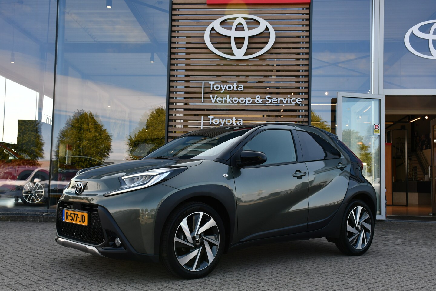 Toyota Aygo X - 1.0 VVT-i MT Envy 72pk | Half leder/stof interieur | Draadloze telefoonlader | JBL Premium - AutoWereld.nl
