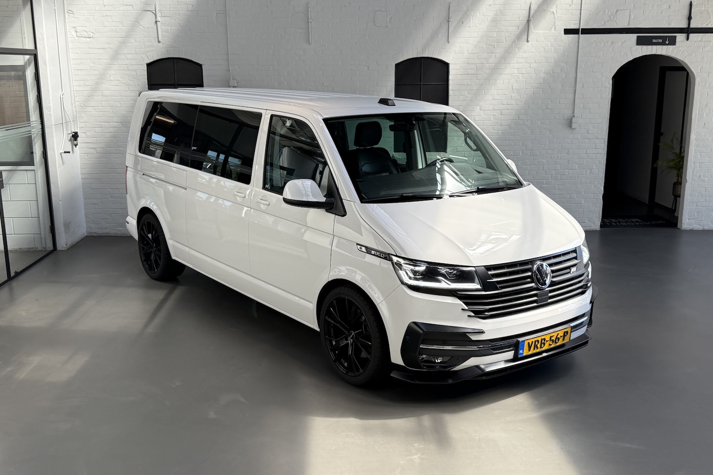 Volkswagen Transporter - 2.0 TDI L2H1 32 DC Bulli 204PK LEER / CAMERA / TV / AUTOMAAT / ETC ETC - AutoWereld.nl