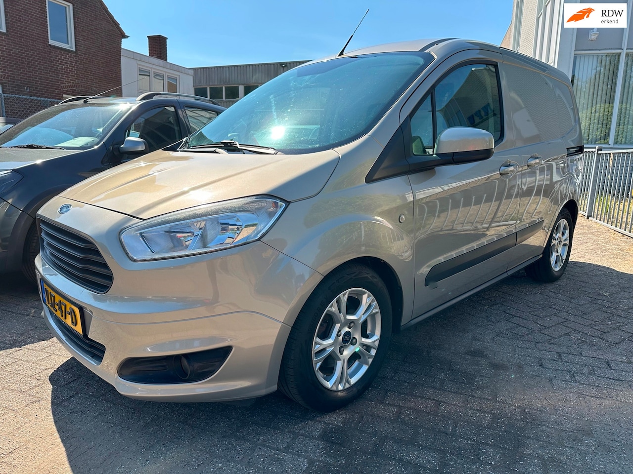 Ford Transit Courier - * BENZINE * Marge * LMV * 2x Schuifdeur * PDC * Trekhaak * - AutoWereld.nl