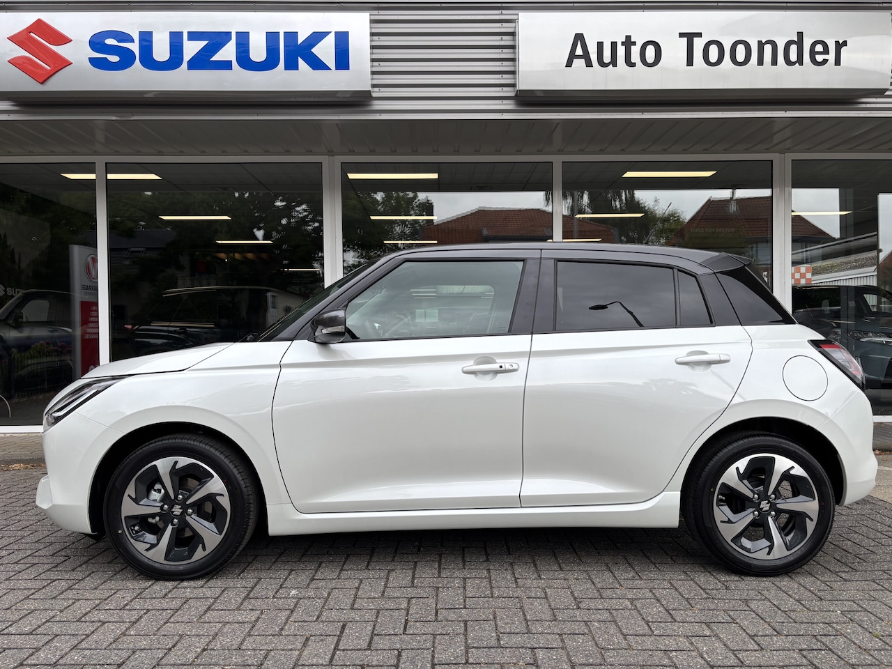 Suzuki Swift - 1.2 Style Smart Hybrid/Black Rhino Pakket - AutoWereld.nl