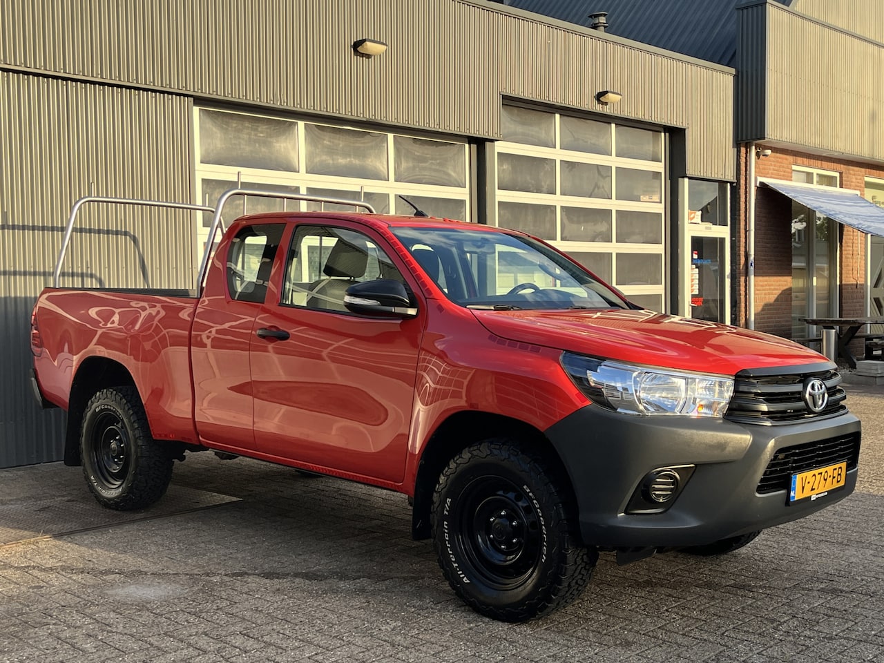 Toyota HiLux - 2.4 D-4D-F Xtra Cab Cool Comfort Airco Trekhaak 3500kg trekgewicht Telefoonverbinding Pick - AutoWereld.nl