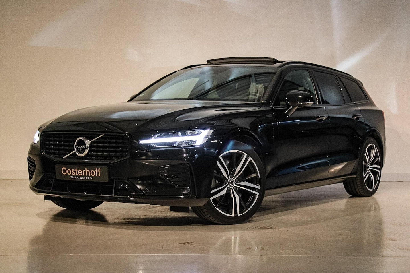Volvo V60 - 2.0 T6 Recharge AWD R-Design B&W | PANO | 360 - AutoWereld.nl