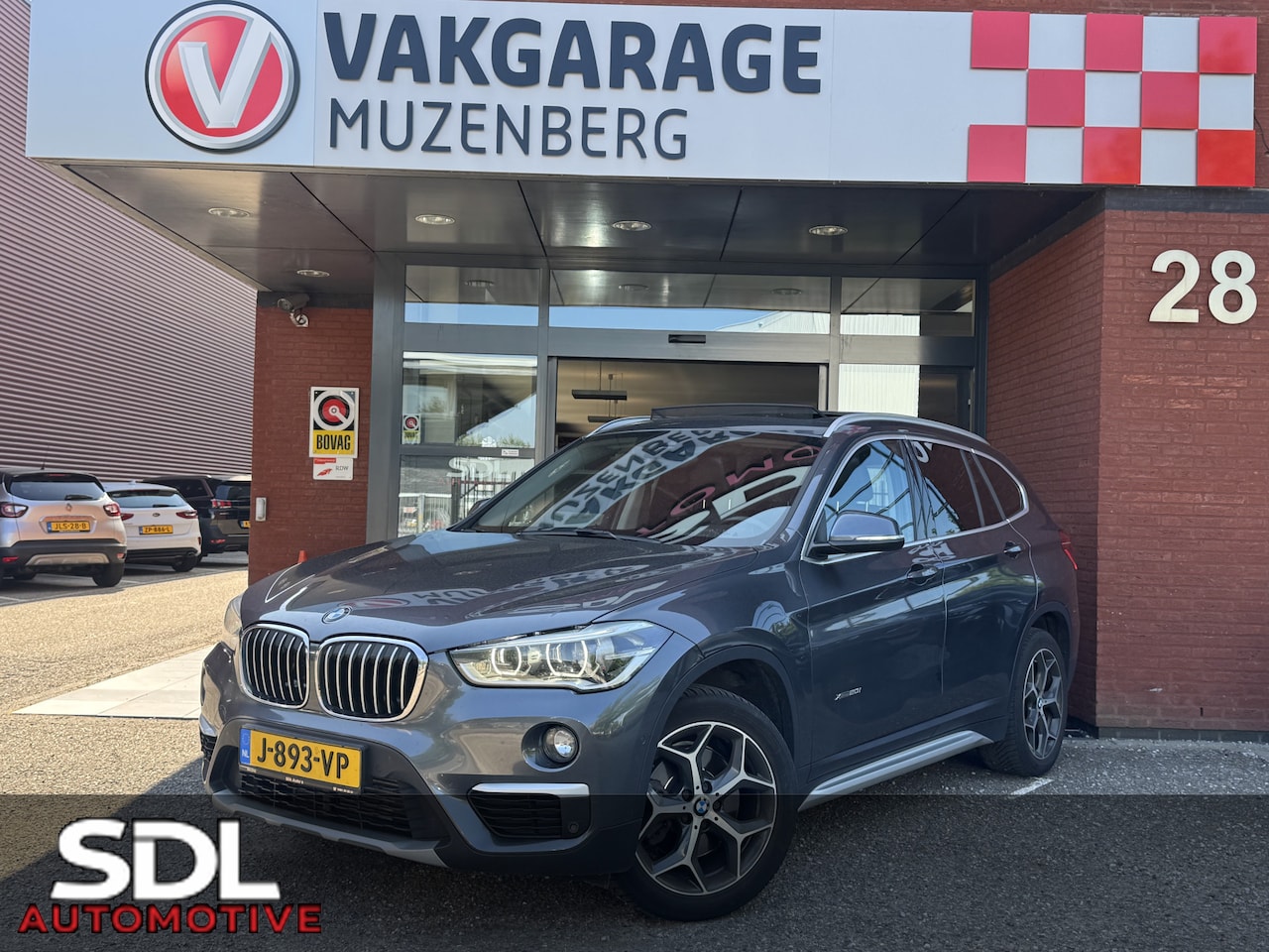 BMW X1 - xDrive20i Executive // PANO / SCHUIF- KANTELDAK // NAVI // PDC V+A // CRUISE // TREKHAAK / - AutoWereld.nl