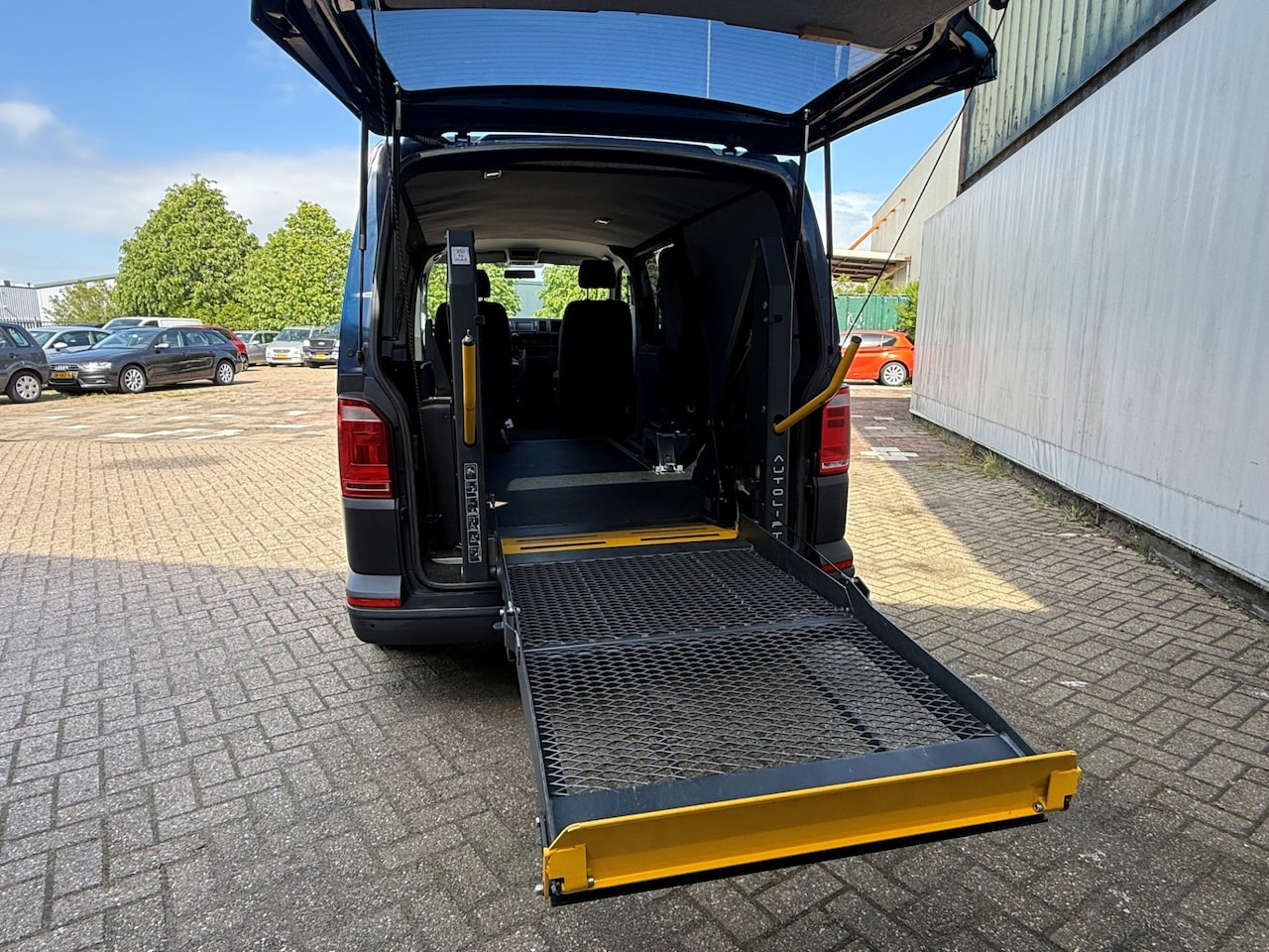 Volkswagen Transporter - 2.0 TDI L2H1 Handgas / Rolstoellift - AutoWereld.nl