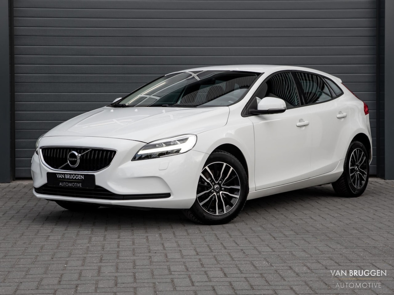 Volvo V40 - 2.0 T2 Nordic+ Trekhaak LED Org. NL / NAP - AutoWereld.nl