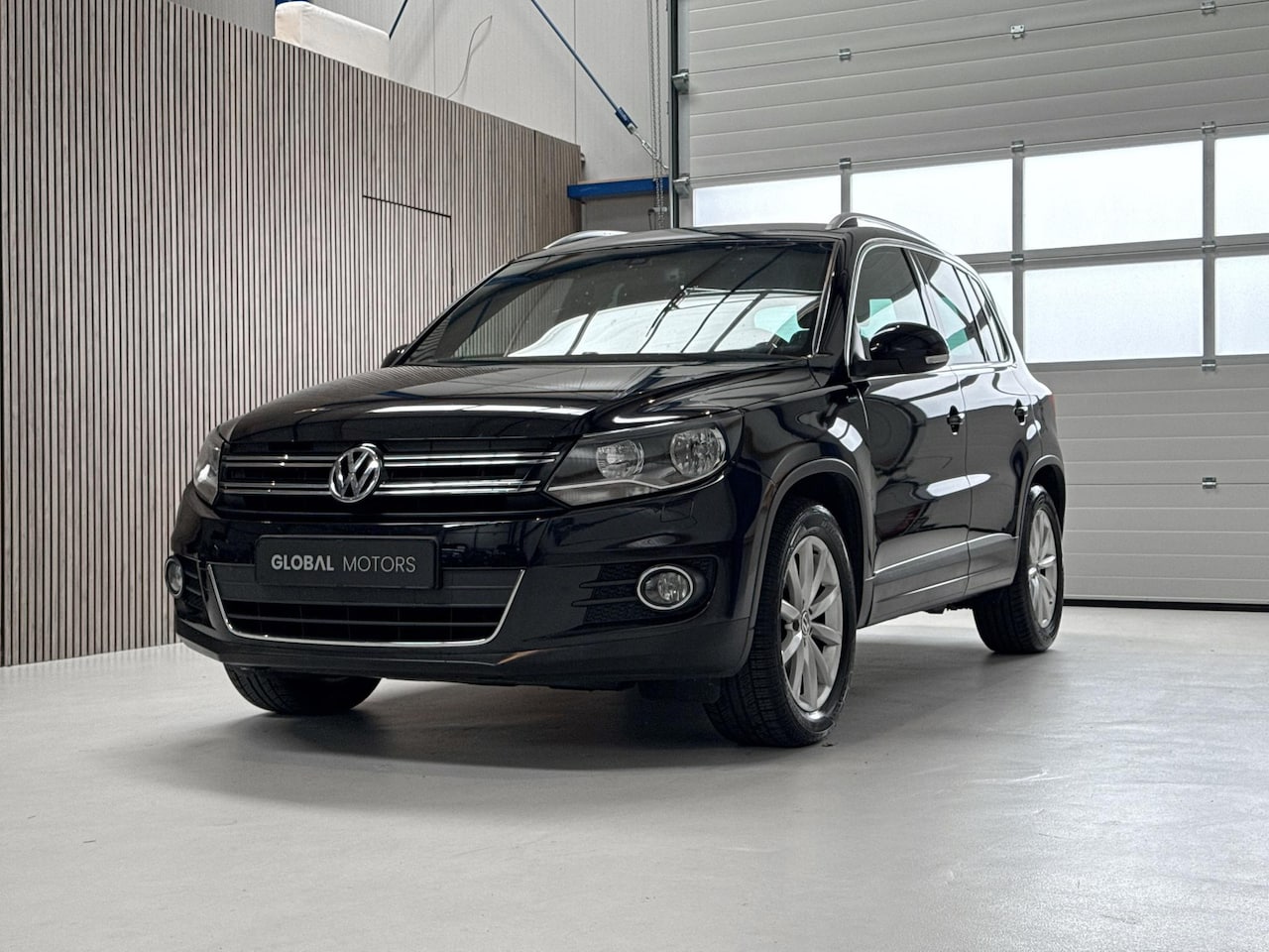 Volkswagen Tiguan - 1.4 TSI Sport&Style - NAVIGATIE - STOELVERWARMING - TREKHAAK - PARKEERCAMERA - LICHTMETALE - AutoWereld.nl