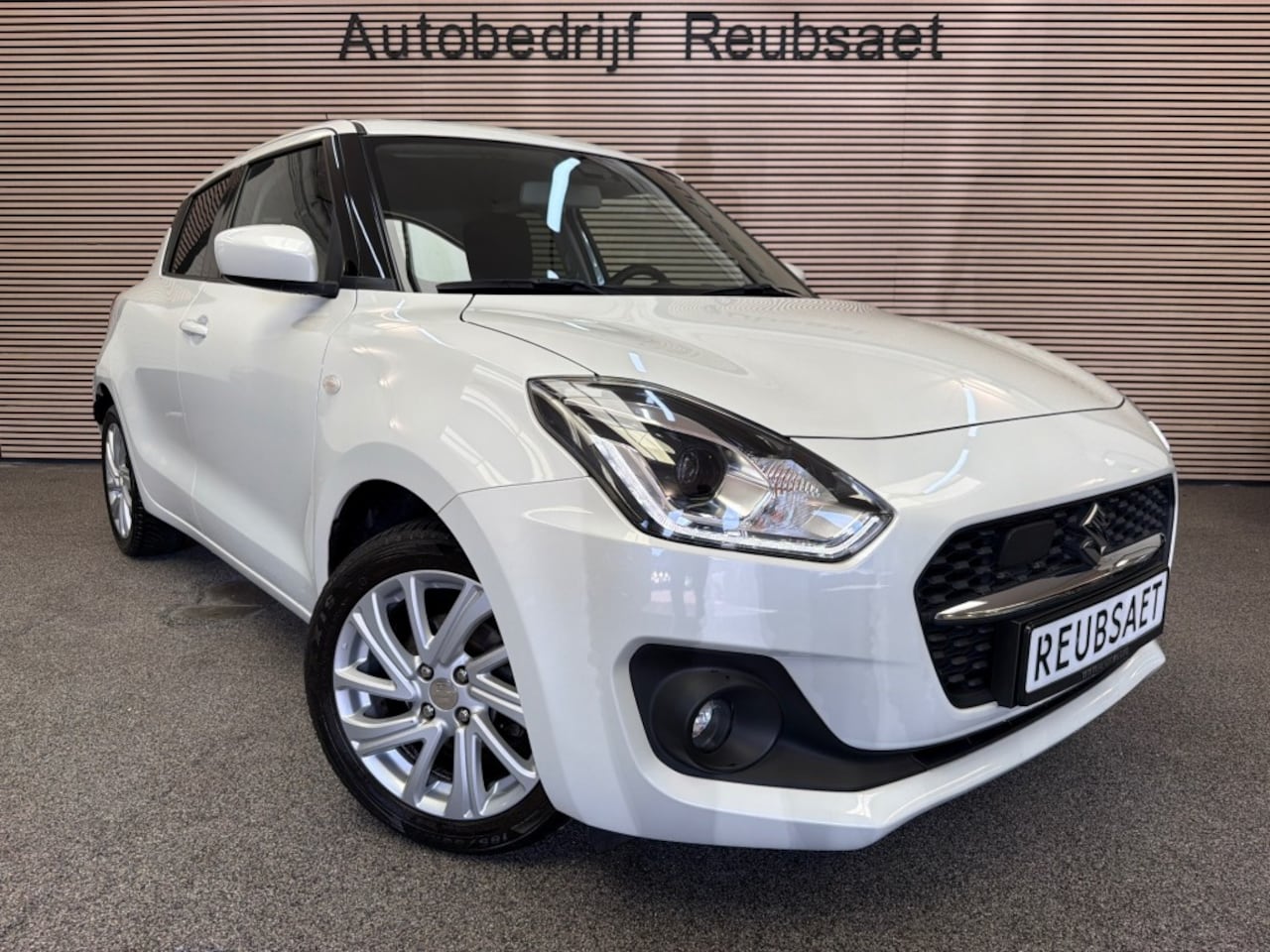 Suzuki Swift - 1.2 Select Smart Hybrid Automaat Carplay Camera Cruise Airco Incl 12Mnd Garantie - AutoWereld.nl
