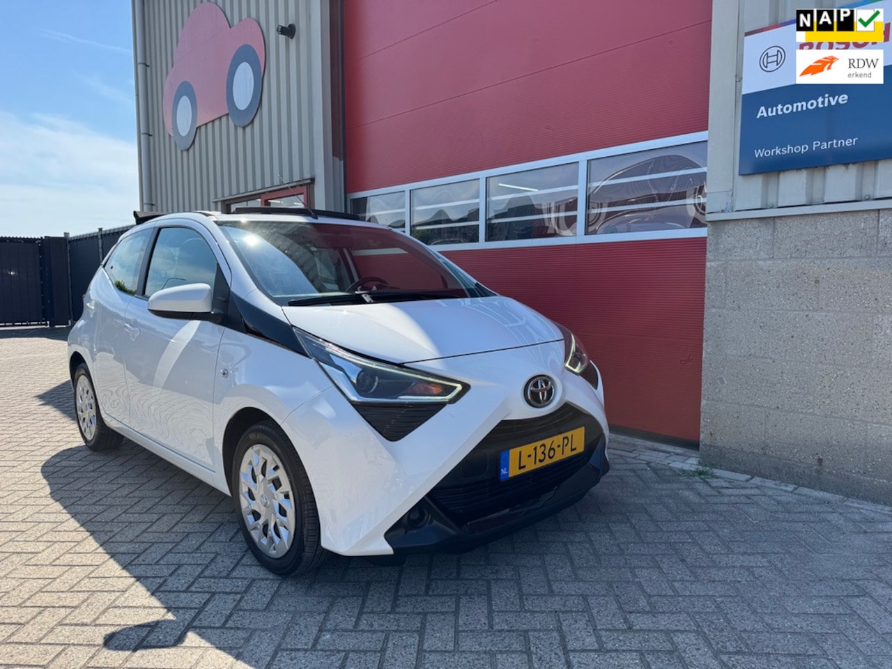 Toyota Aygo - 1.0 VVT-i x-play cabrio 1.0 VVT-i x-play cabrio, Carplay, Camera, Bluetooth, Navigatie, NAP, 1e eig en Dealer onde - AutoWereld.nl