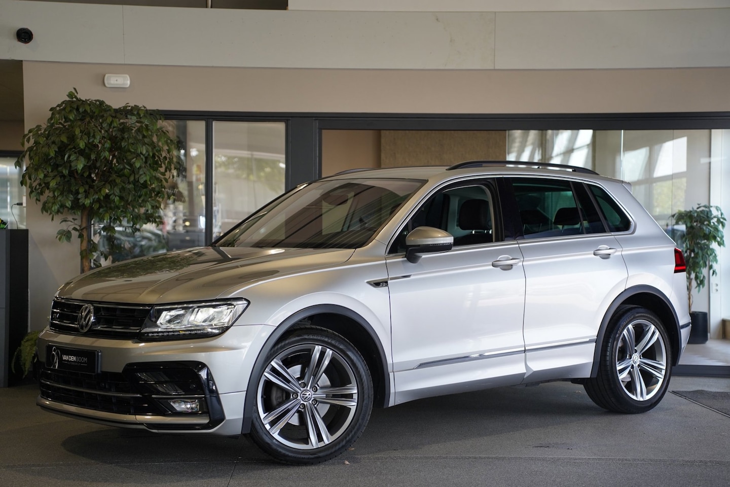 Volkswagen Tiguan - 1.5 TSI 150pk DSG R-line Navi Leder PDC - AutoWereld.nl