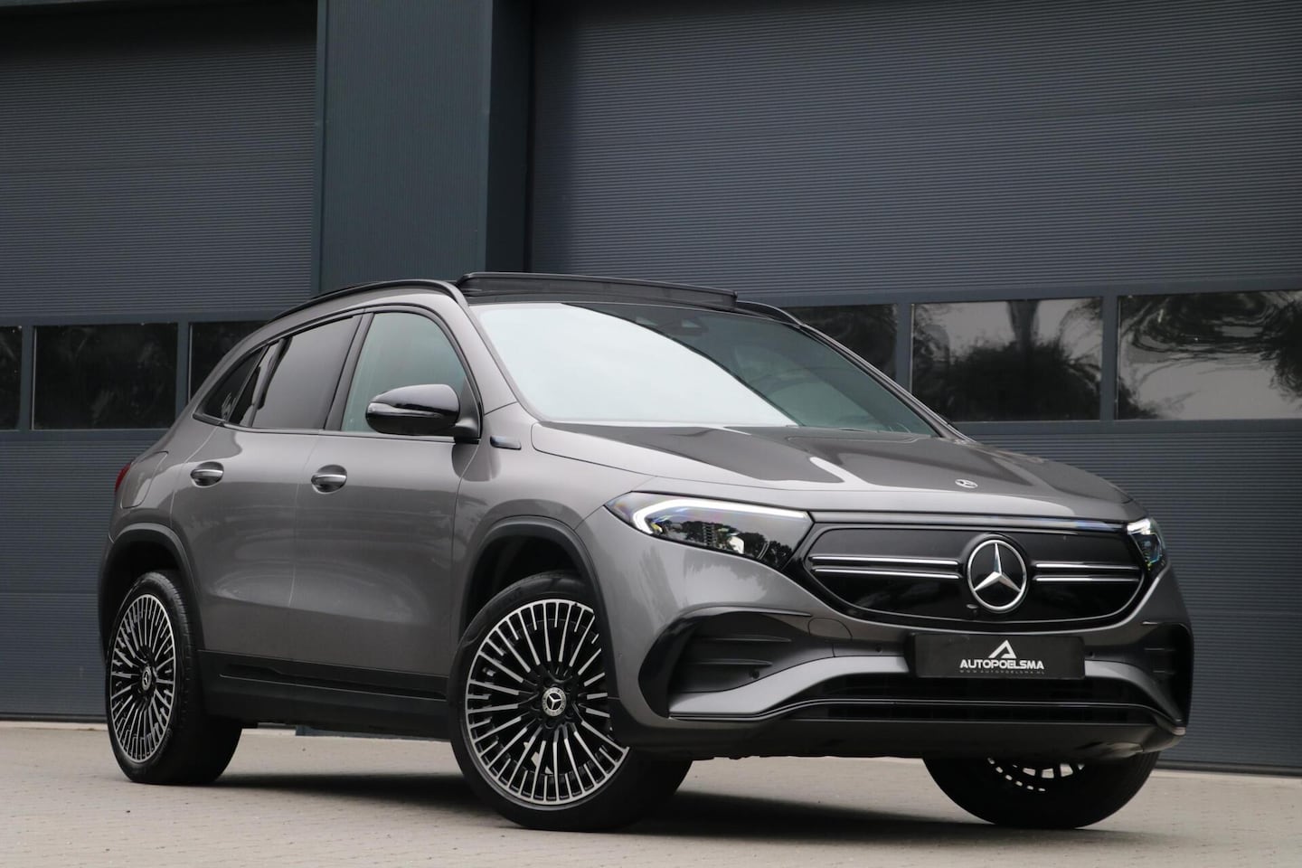 Mercedes-Benz EQA - 350 4MATIC AMG Line 67 kWh Panodak Headup Trekhaak 360View Widescreen Sfeerverlicht 1800KG - AutoWereld.nl