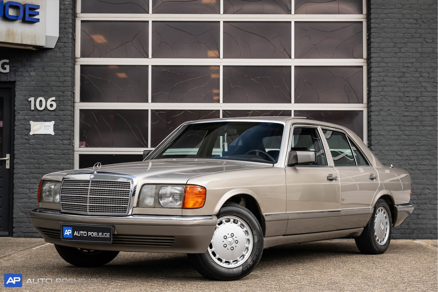 Mercedes-Benz S-klasse - 260 SE LM, Schuifdak, Trekhaak, Vlourse bekleding, 124 KM ! Nieuwstaat !!!!! - AutoWereld.nl