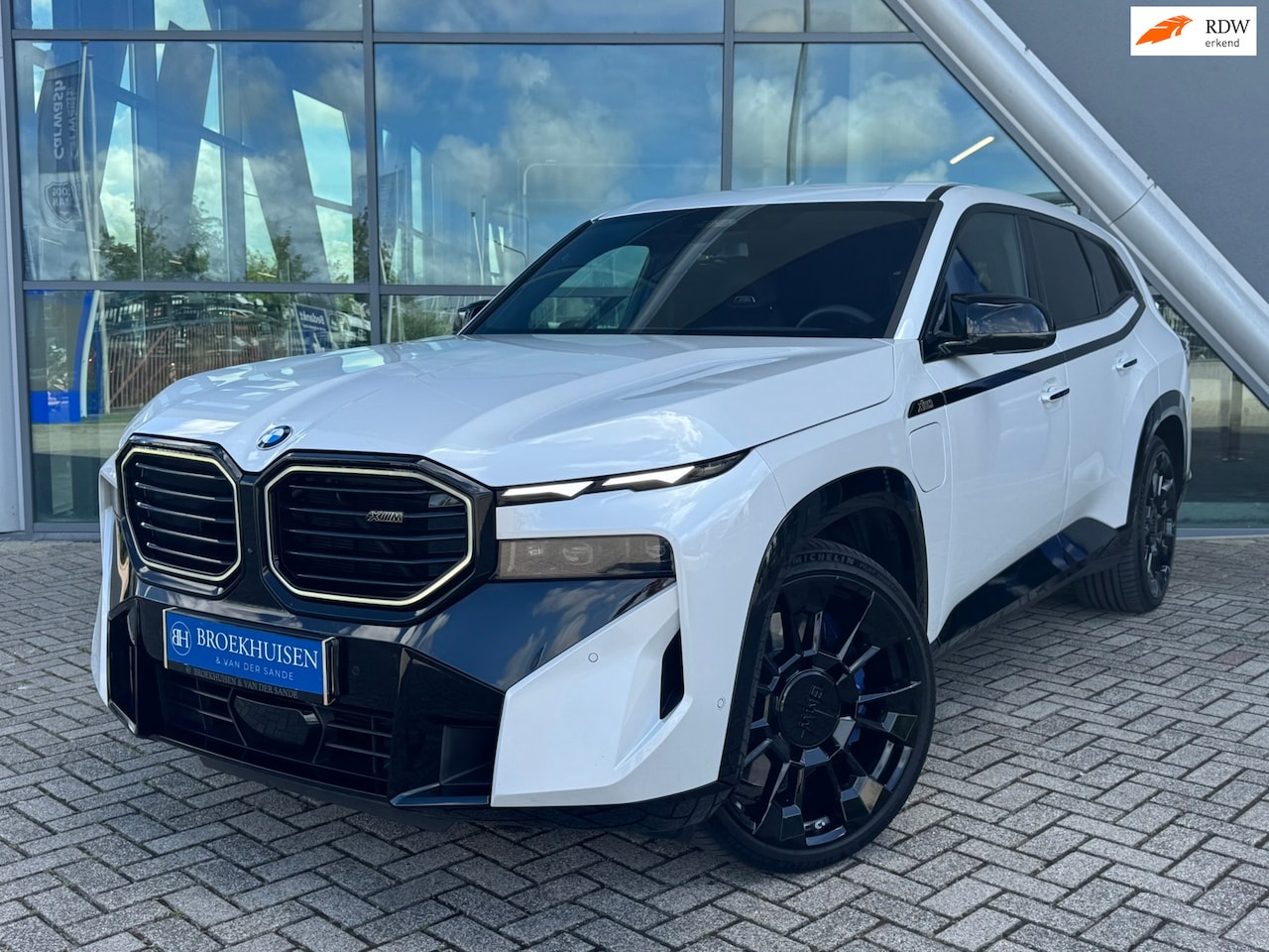 BMW XM - PHEV 30 kWh M-Sport V8 653pk Driving Assist / Bowers Wilkins Audio / 23inc /Massage Stoele - AutoWereld.nl