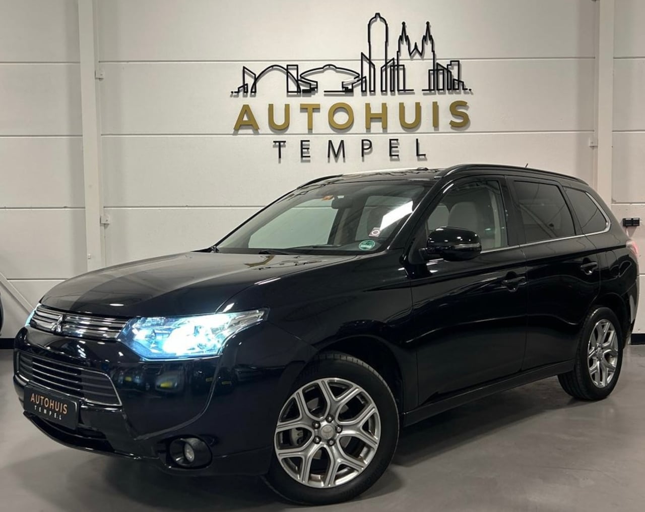 Mitsubishi Outlander - 2.0 PHEV Instyle Nap Airco Pano Cruise Keyless Trekhaak Leder Carplay - AutoWereld.nl