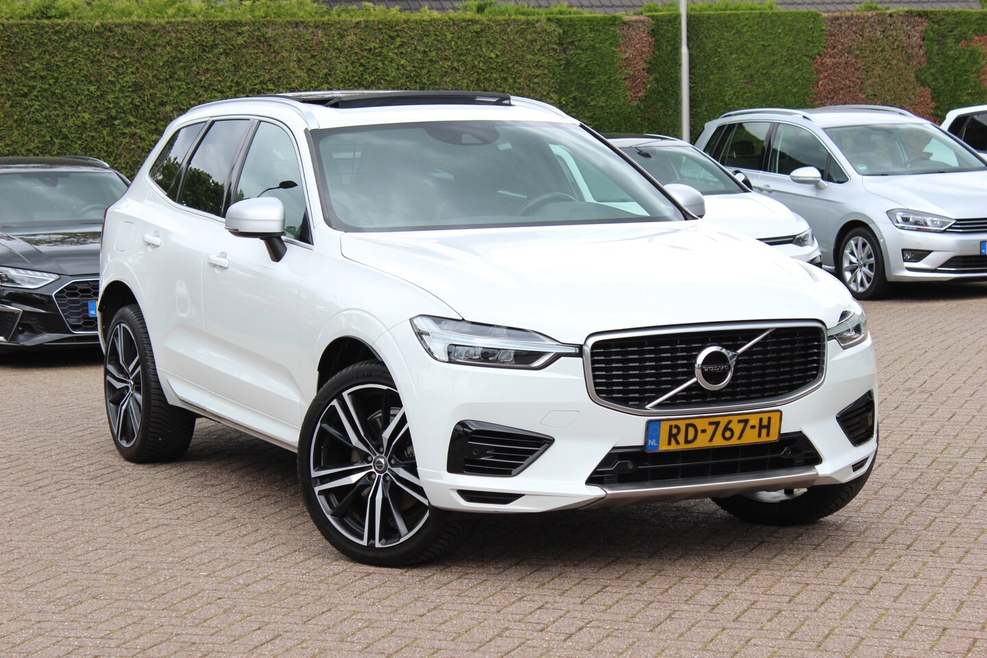 Volvo XC60 - 2.0 T8 Twin Engine AWD R-Design / Trekhaak / Panoramadak / Leder / CarPlay / 21'' / Parkee - AutoWereld.nl