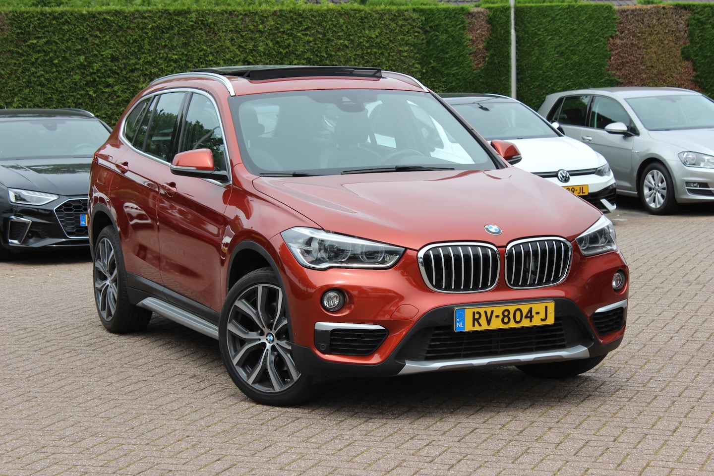 BMW X1 - xDrive20i High Exe. / Trekhaak / Panoramadak / Head-up / Leder / 19'' / Navigatie / Stoelv - AutoWereld.nl
