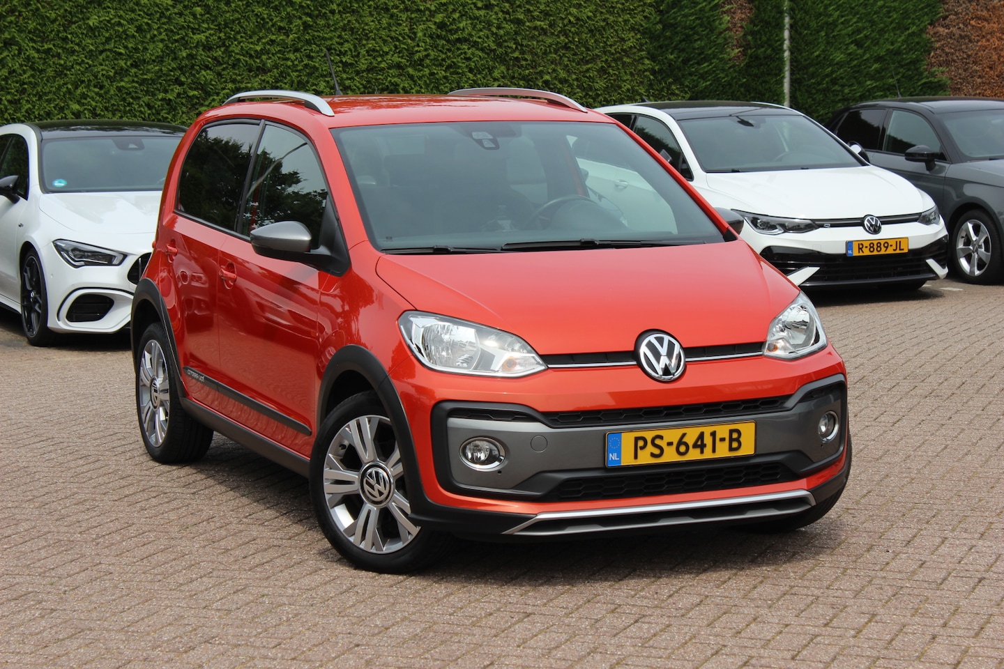 Volkswagen Up! - 1.0 BMT cross up! / NL Auto! / 1e Eign. / Camera / Navi. by App / 16'' / Getint glas / Sto - AutoWereld.nl
