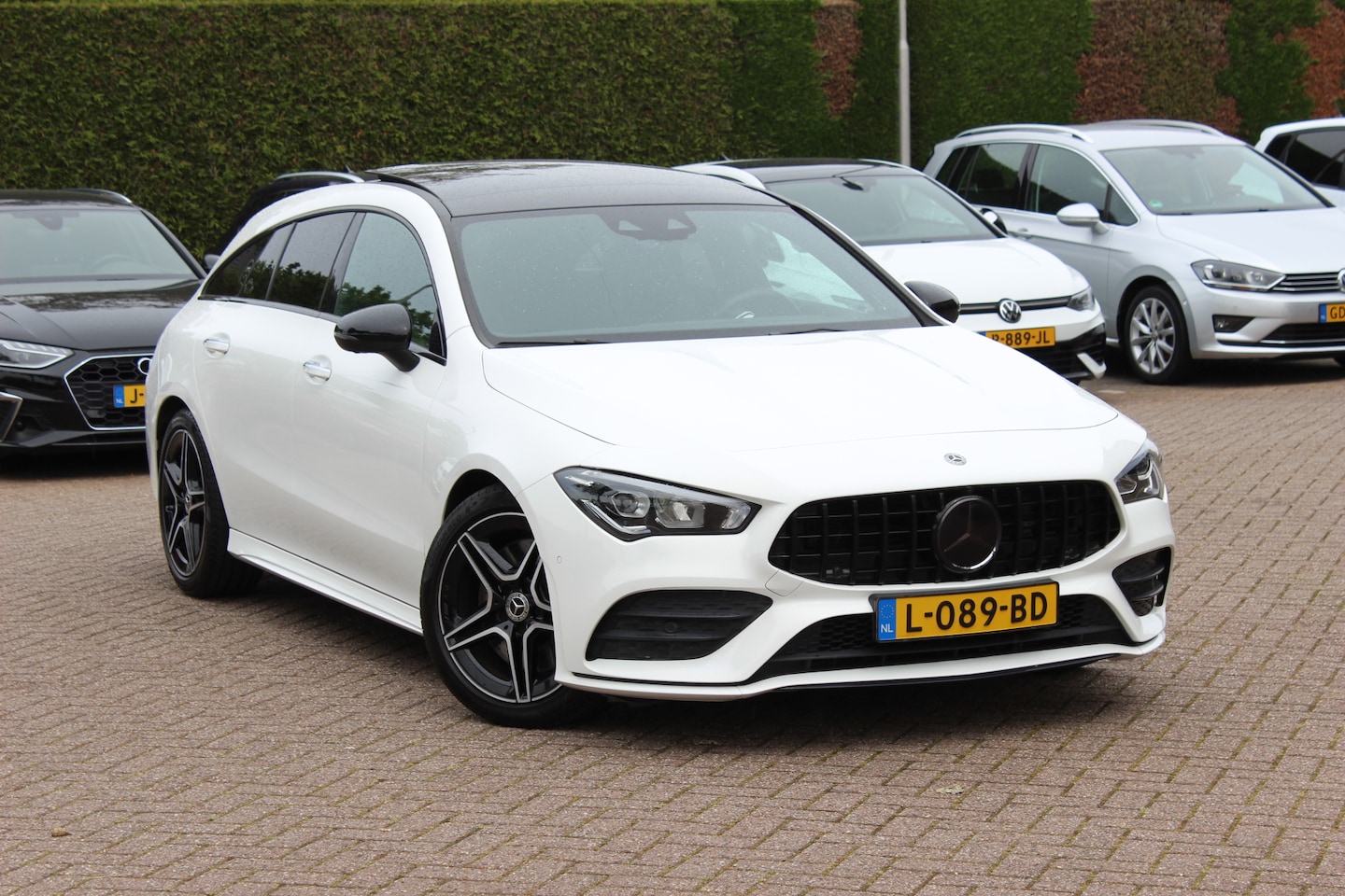 Mercedes-Benz CLA-klasse Shooting Brake - 250 4MATIC Premium / AMG Diffuser / Panoramadak / 360Camera / Burmester / 19'' / Sfeerverl - AutoWereld.nl