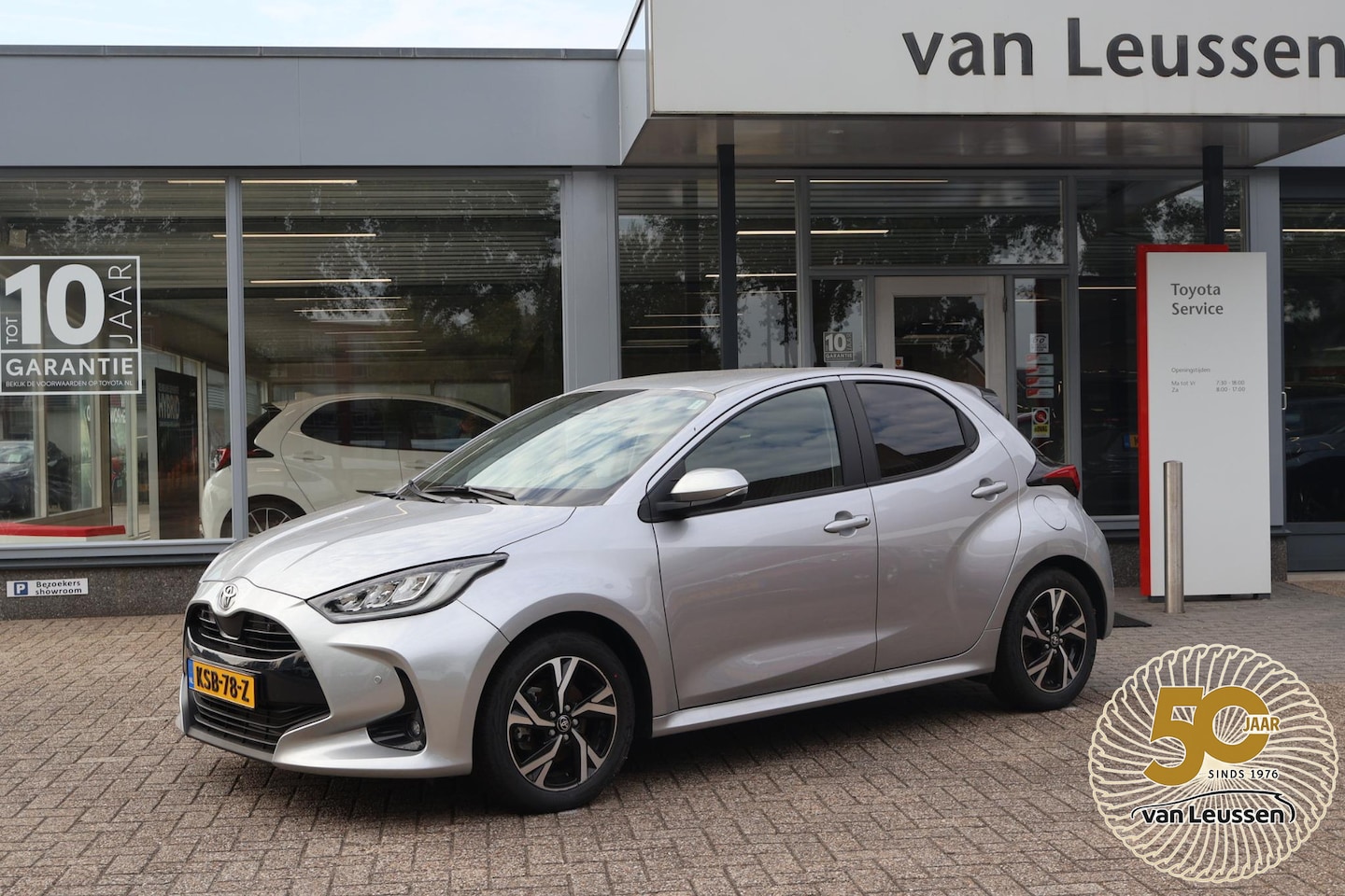 Toyota Yaris - 1.5 HYBRID 115 STYLE PARK-SENSOREN BLIND-SPOT LM-VELGEN PRIVACY-GLASS LED-PAKKET AD-CRUISE - AutoWereld.nl