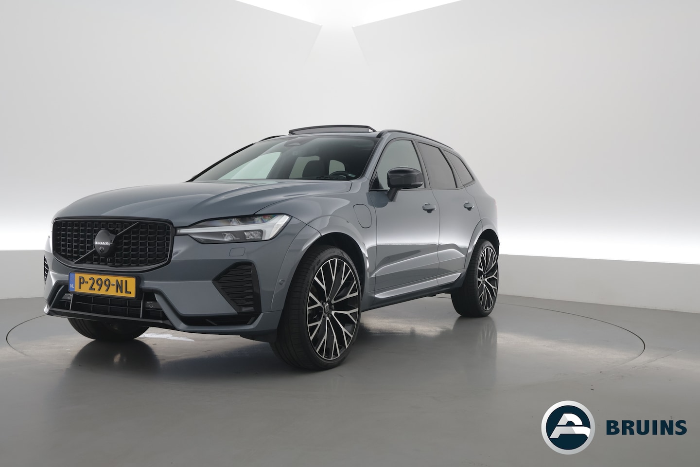 Volvo XC60 - 2.0 T6 Plug-in hybrid AWD R-Design Long Range | Luchtvering | Heico | Trekhaak | 360 camer - AutoWereld.nl
