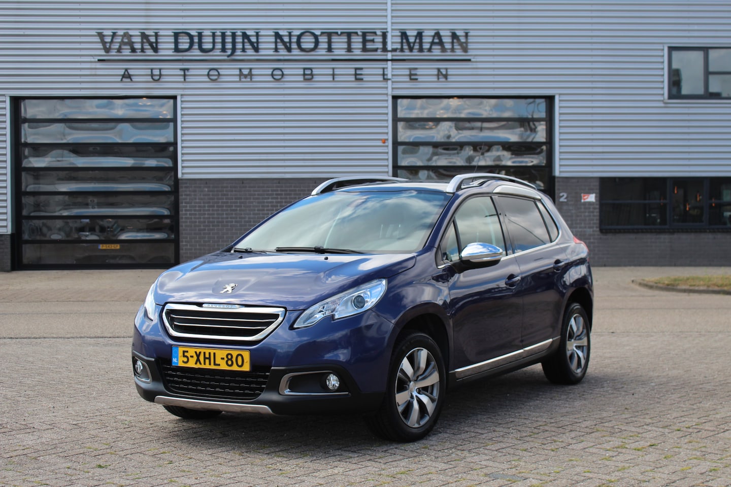 Peugeot 2008 - 1.2 VTi Allure / Automaat / Panoramadak / Navigatie / N.A.P. - AutoWereld.nl