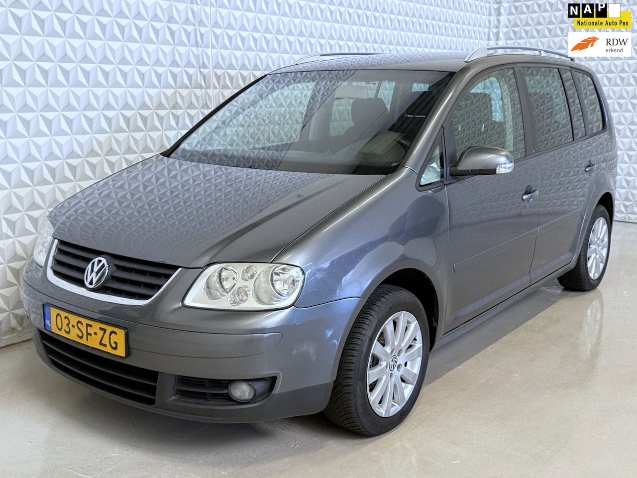Volkswagen Touran - 2.0-16V FSI Airco AUTOMAAT / 234.000km (2006) - AutoWereld.nl