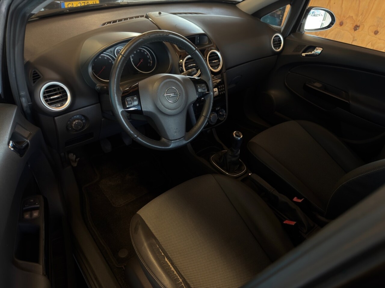 Opel Corsa - 1.4-16V Cosmo PARKEERSENSOR/AIRCO/DEALER ONDERHOUEND - AutoWereld.nl