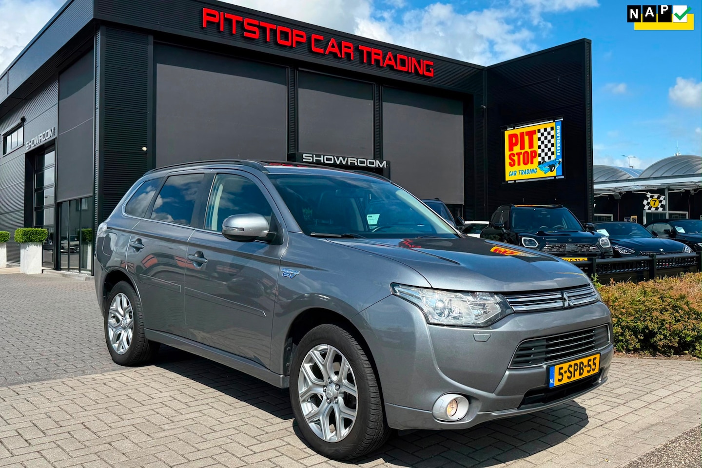 Mitsubishi Outlander - 2.0 PHEV instyle 2.0 PHEV Instyle, BTW Auto, NL Auto, Pano, Camera, Trekhaak - AutoWereld.nl