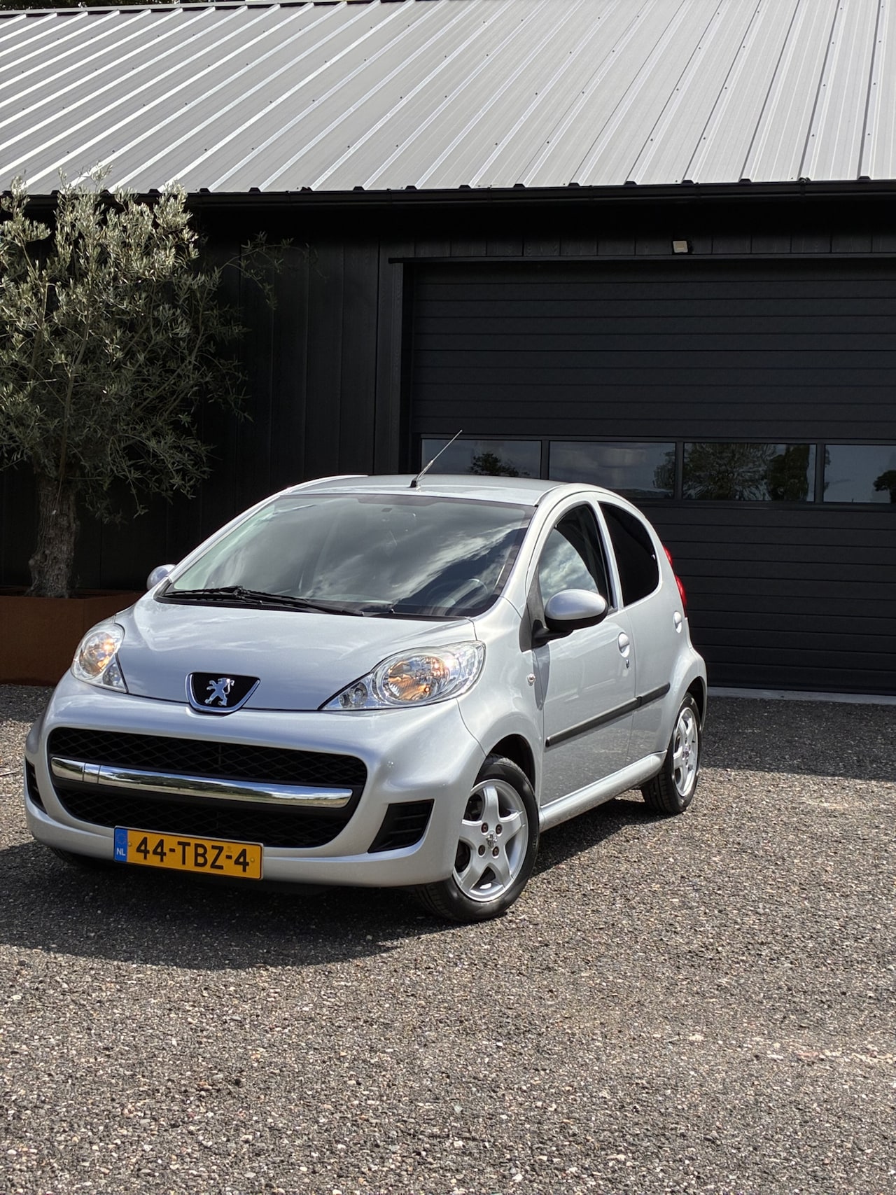 Peugeot 107 - 1.0-12V Black & Silver AIRCO ELEK. RAMEN - AutoWereld.nl