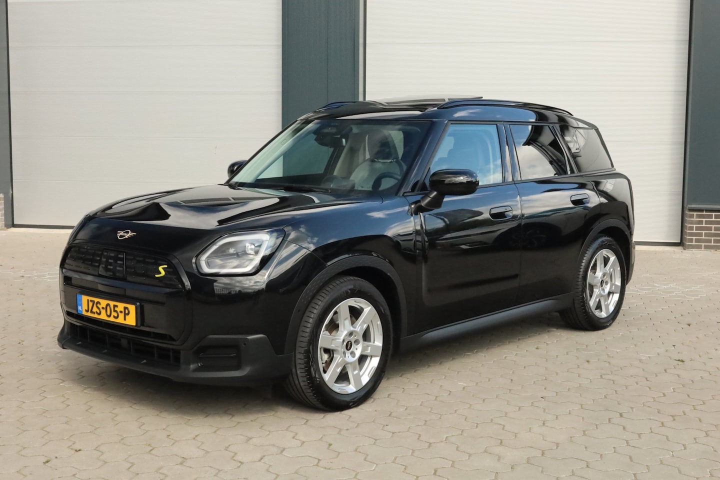 MINI Countryman - SE ALL4 Favoured M 66.5 kWh Pano Keyless Trekhaak Head-Up - AutoWereld.nl