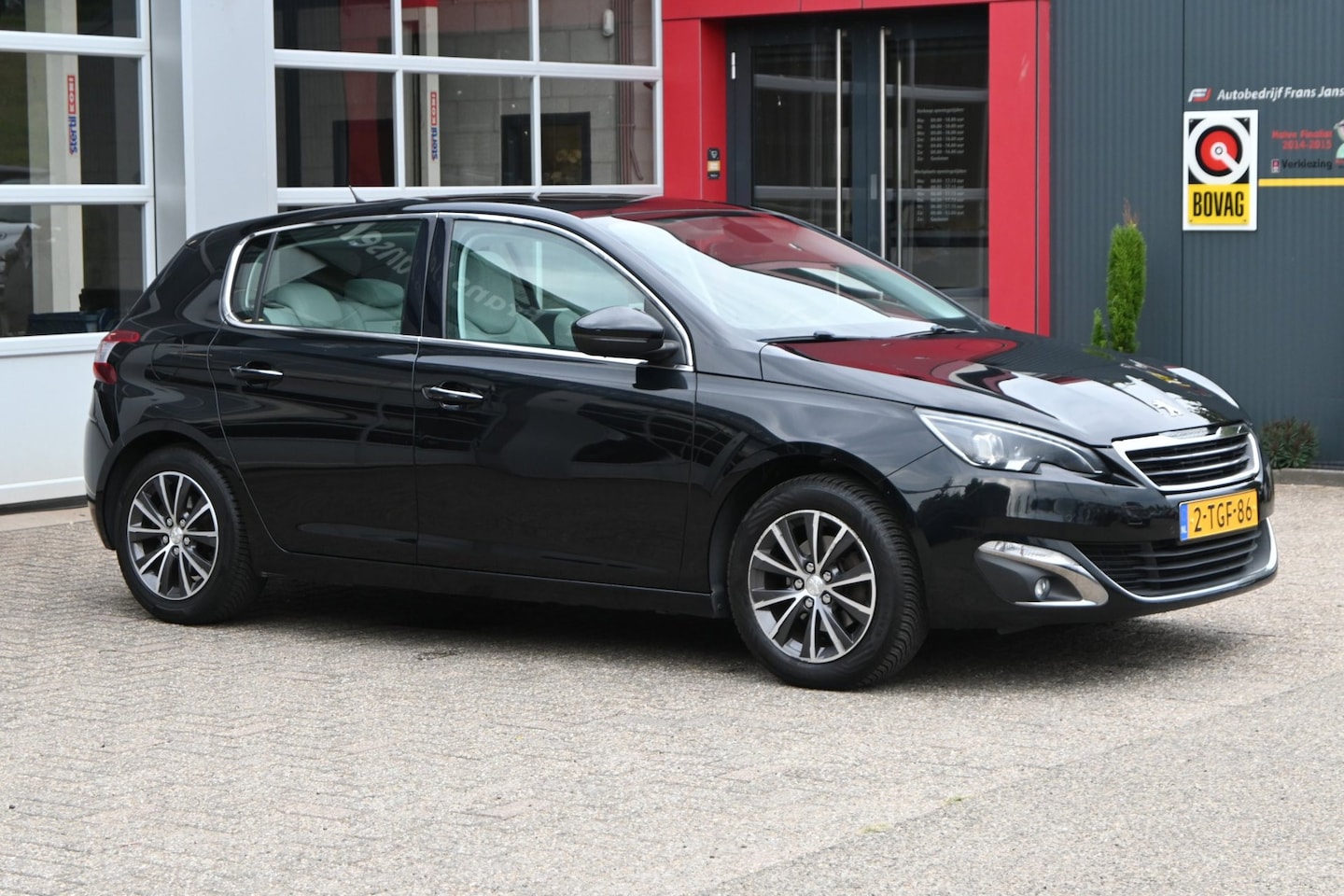 Peugeot 308 - 1.6 THP Première 125pk | Panodak | Trekhaak | LED | Cruise | Climate - AutoWereld.nl