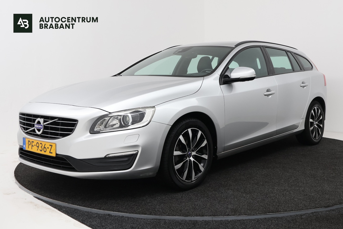 Volvo V60 - 1.5 T3 Polar+ Dynamic (STOELVERWARMING, NAVIGATIE, CRUISE CONTROL, PARKEERSENSOREN) - AutoWereld.nl